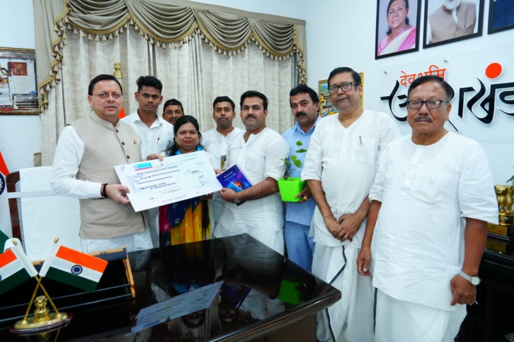 मुख्यमंत्री धामी से सत्संग संस्था के सदस्यों ने की भेंट