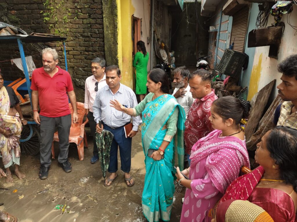 बारिश से तबाही के बीच पूर्व महापौर अनिता ममगाईं पहुंची प्रभावित इलाकों में, जाना लोगों का दुःख दर्द