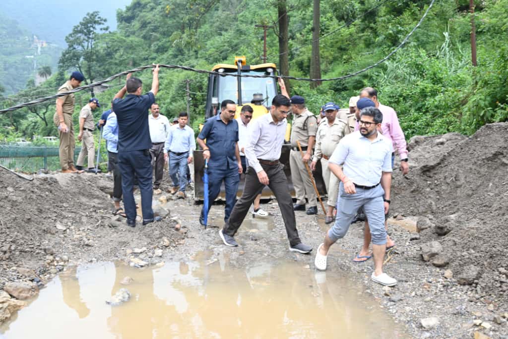 आपदा प्रभावित क्षेत्रों में ग्राउंड जीरो पर पहुंचे डीएम सविन बंसल
