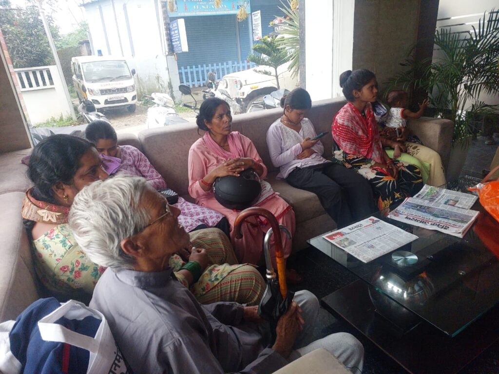 देहरादून: जिला प्रशासन ने 168 आपदा प्रभावित को होटल में किया शिफ्ट