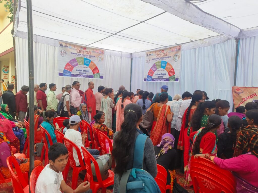 स्वास्थ्य शिविरों में लोगों ने कराया स्वास्थ्य परीक्षण, बड़े स्तर पर हुआ रक्तदान