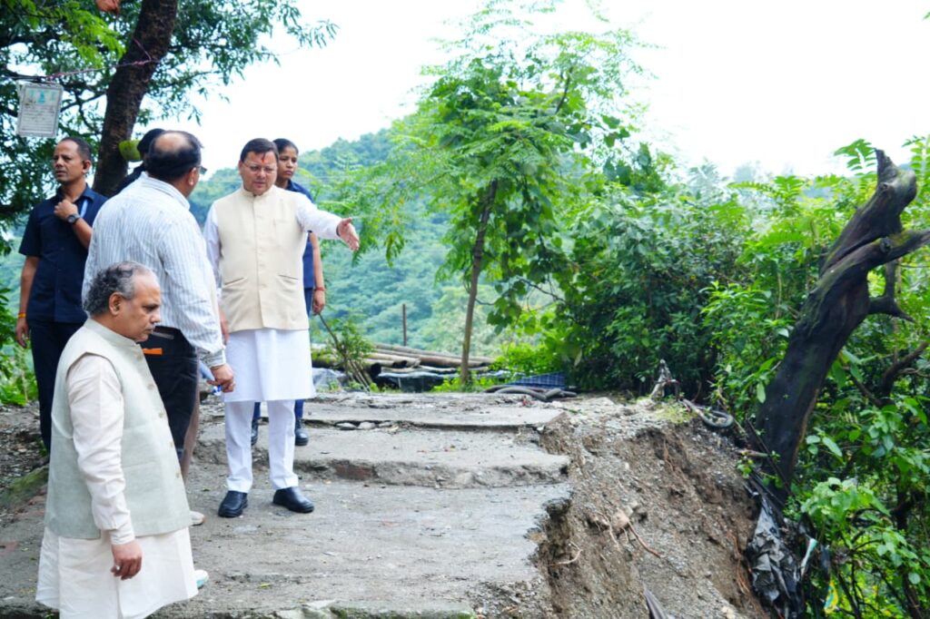 मुख्यमंत्री ने मसूरी रोड, किमाड़ी क्षेत्र का किया स्थलीय निरीक्षण, मुख्य सड़कों की शीघ्र मरम्मत करने के निर्देश