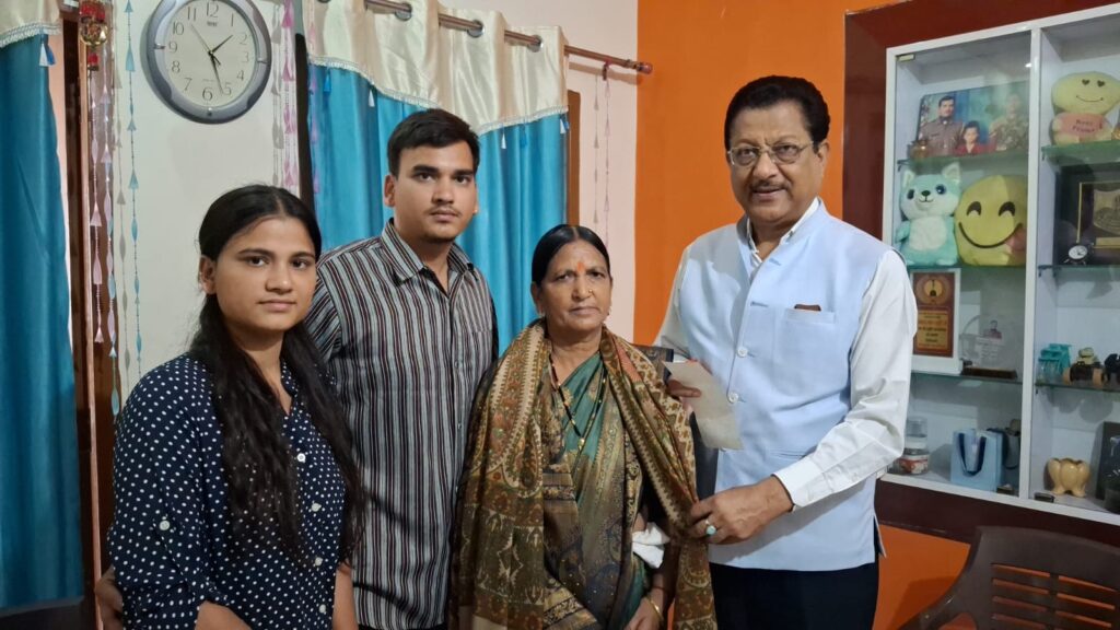 कांग्रेस ने पुलवामा के शहीद सभी 40 जवानों की वीरांगनाओं को किया सम्मानित