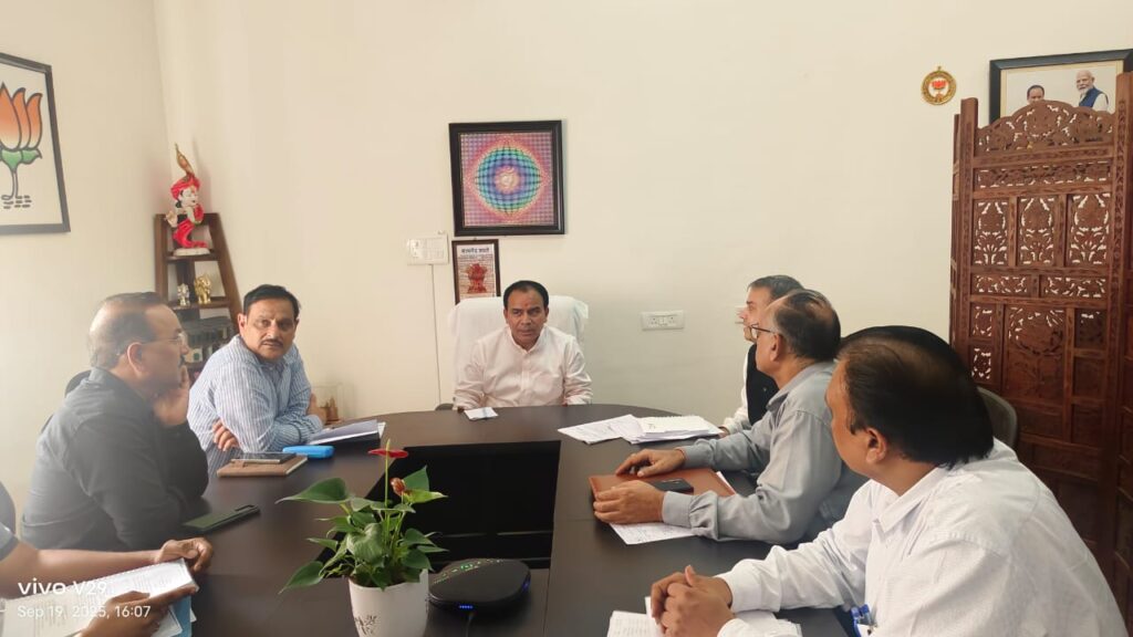 आपदा से क्षतिग्रस्त सड़कों व पुलों के निर्माण कार्यों में तेजी लाने के निर्देश