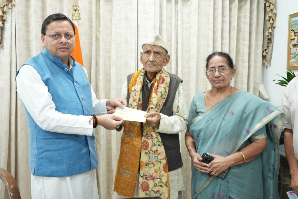 96 वर्षीय जबर सिंह रावत ने मुख्यमंत्री राहत कोष में दान किए सात लाख