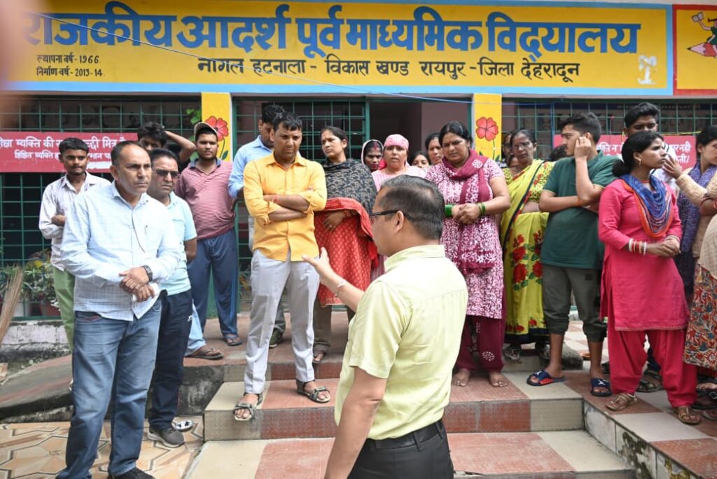 डीएम के निर्देश पर एसडीएम ने संभाला मोर्चा, प्रभावितों का जान रहे हाल