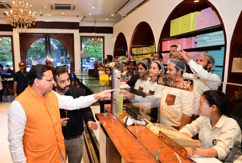 मुख्यमंत्री ने देहरादून में “GST बचत उत्सव” के तहत विभिन्न दुकानों का किया भ्रमण