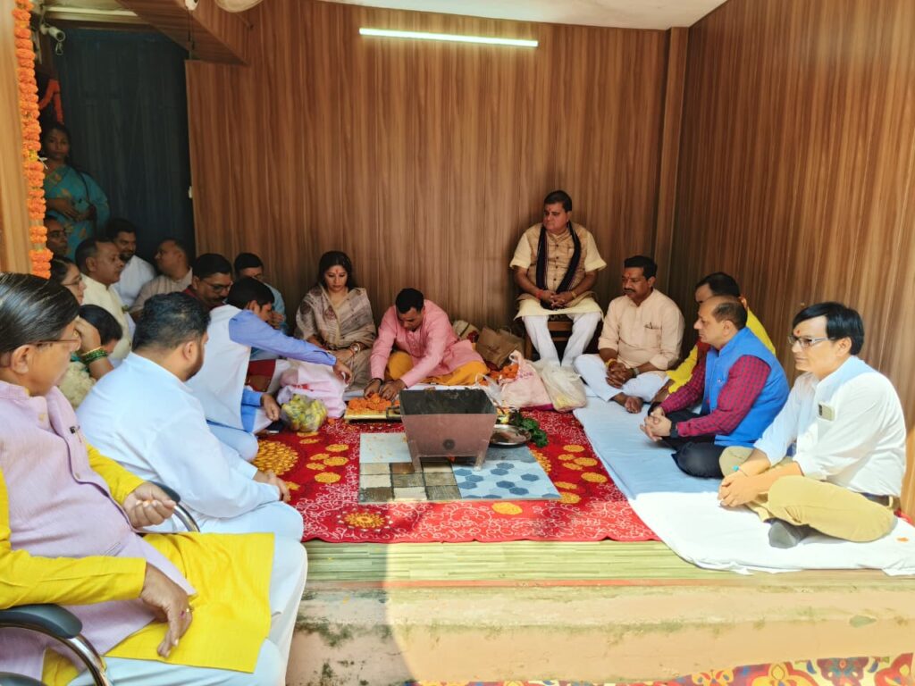 मंत्रोच्चार और विधि विधान के साथ भाजपा के नये सदस्यों ने किया कार्यभार ग्रहण