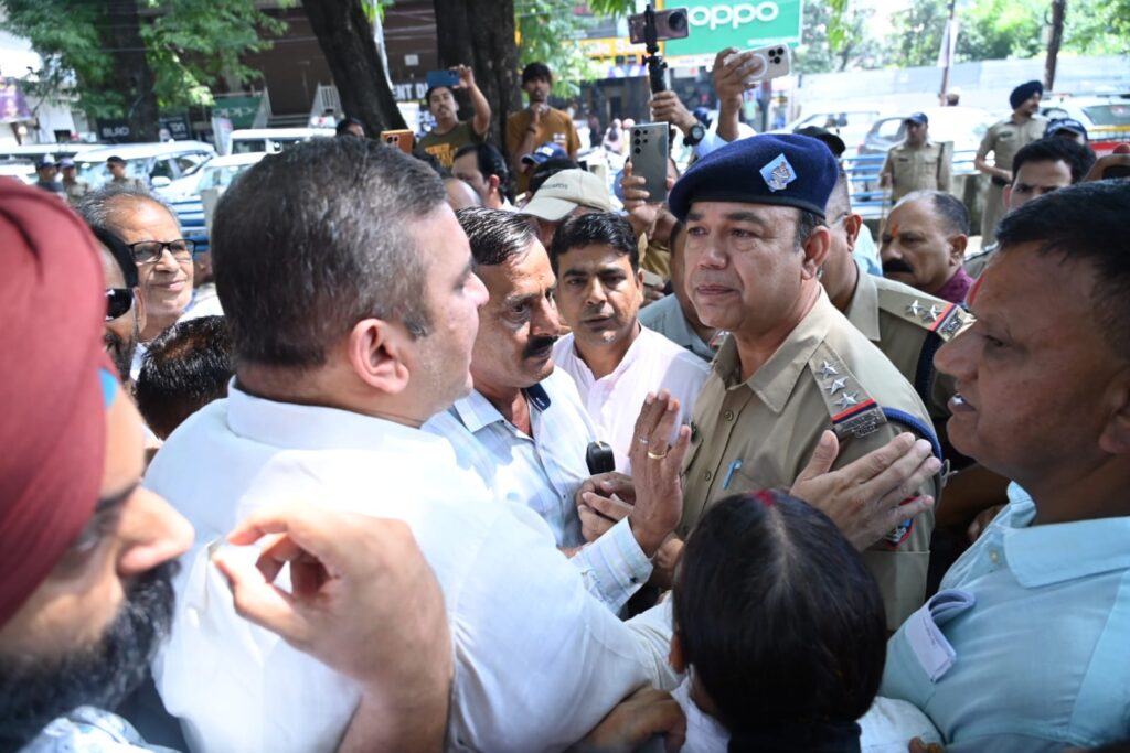 पेपर लीक मामले को लेकर उग्र हुई कांग्रेस, भाजपा सरकार व UKSSSC आयोग का पुतला फूंका