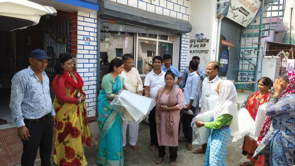 पूर्व महापौर एवं रेड क्रॉस सदस्य अनीता ममगाईं ने जरूरत मंद लोगों को वितरण किया त्रिपाल