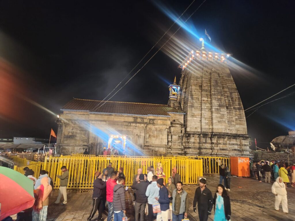 बदरीनाथ धाम एवं श्री केदारनाथ धाम में देर शाम मौसम ने ली करवट, मौसम हुआ सर्द