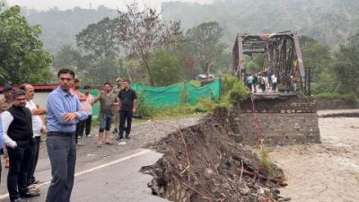आपदा प्रभावित क्षेत्रों में डीएम ग्राउंड जीरो पर, रेस्क्यू के बाद अब मूलभूत सेवाओं को बहाल करने में जुटा प्रशासन