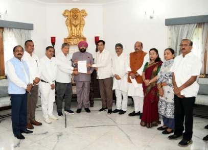 पर्यटन भूमि घोटाले को लेकर कांग्रेस प्रतिनिधिमंडल ने राज्यपाल को सौंपा ज्ञापन