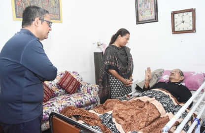 मंत्री रेखा आर्या ने जाना पूर्व सीएम खंडूड़ी का हाल