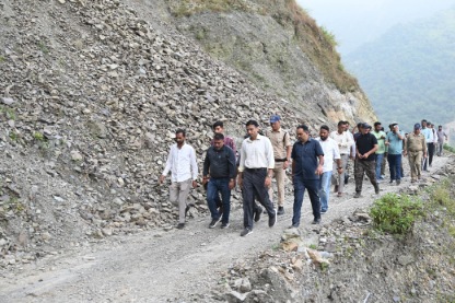 दुर्गम रास्ते से प्रशासनिक अमले संग प्रभावितों के बीच पंहुचे डीएम 