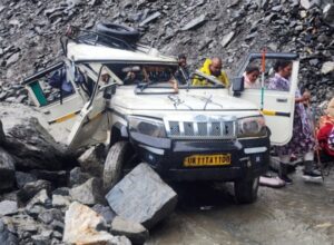 रूद्रप्रयाग में बोलरो पर बोल्डर गिरने से दो की मौत, कई गम्भीर घायल