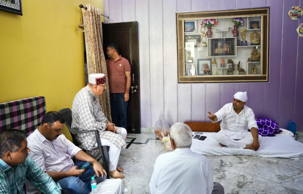 महाराज ने पत्रकार पंकज पंवार की पत्नी के निधन पर दुःख जताया