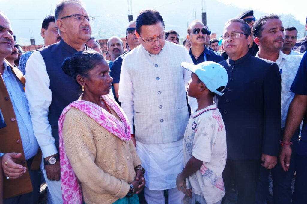 मुख्यमंत्री धामी ने आपदा प्रभावितों के बीच मनाई दीपावली