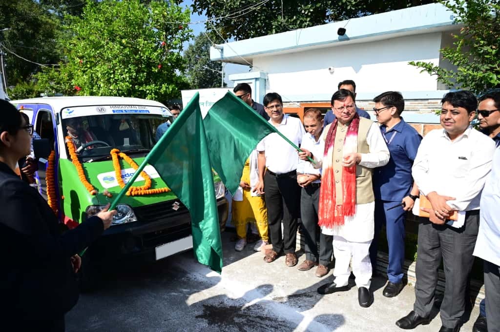 मुख्यमंत्री ने 9 मोबाइल मेडिकल यूनिट (एम्बुलेंस) को हरी झंडी दिखाकर किया रवाना