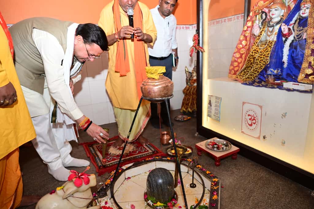 मुख्यमंत्री ने खटीमा स्थित श्री पशुपतिनाथ मंदिर में की विधिवत पूजा-अर्चना 