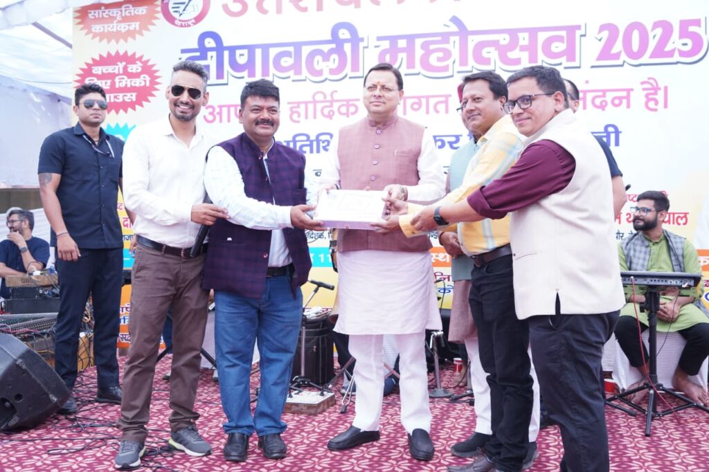 मुख्यमंत्री ने उत्तरांचल प्रेस क्लब द्वारा आयोजित दीपावली महोत्सव कार्यक्रम में किया प्रतिभाग