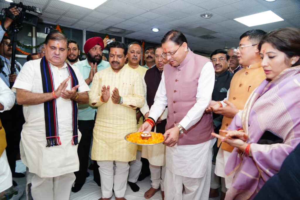 मुख्यमंत्री भाजपा प्रदेश कार्यालय देहरादून में आयोजित दीपावली मिलन समारोह में हुए शामिल