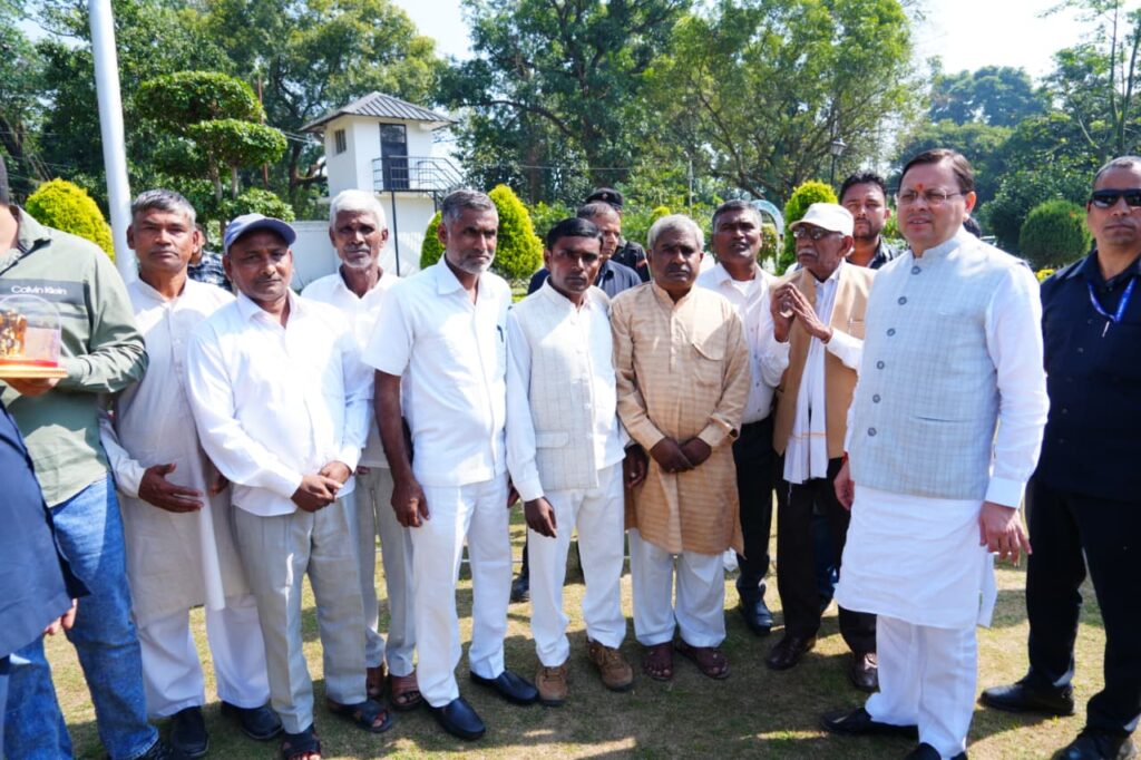 सीएम ने विभिन्न क्षेत्रों से आए लोगों ने भेंट कर उन्हें दीपावली की शुभकामनाएं दीं