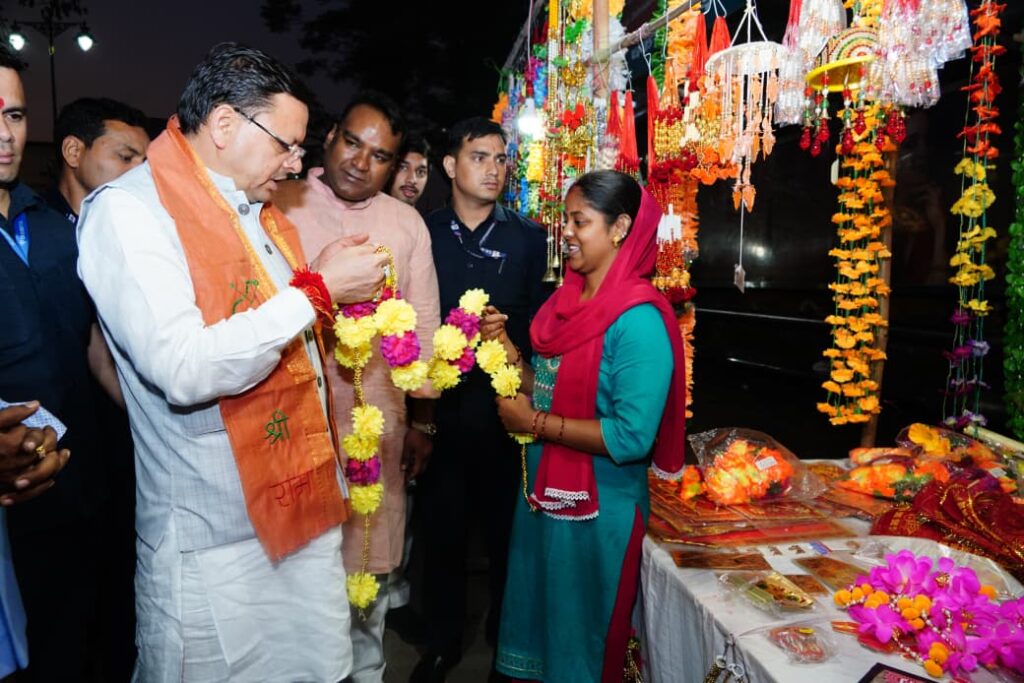 मुख्यमंत्री ने चकराता रोड स्थित स्थानीय दुकानों से की दीपावली की खरीदारी, स्वदेशी उत्पादों को बढ़ावा देने का दिया संदेश