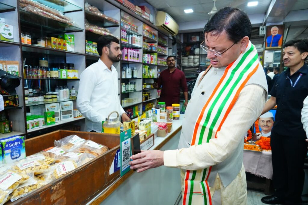 मुख्यमंत्री धामी ने खादी ग्रामोद्योग भवन से की खरीदारी