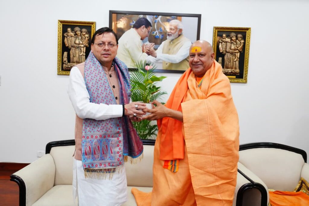 मुख्यमंत्री ने महामंडलेश्वर स्वामी यतीन्द्रानंद गिरि महाराज ने शिष्टाचार भेंट की