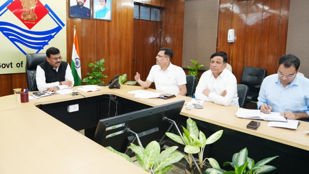 मुख्य सचिव ने प्रदेश में झुग्गी बस्तियों के पुनर्विकास से सम्बंधित बैठक ली