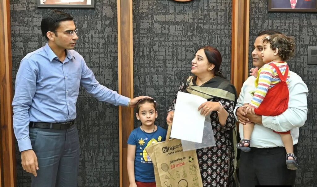 डीएम को धन्यवाद देने पंहुची शिक्षिका कनिका, स्कूल प्रबंधन ने जारी किया वेतन व अनुभव प्रमाण पत्र