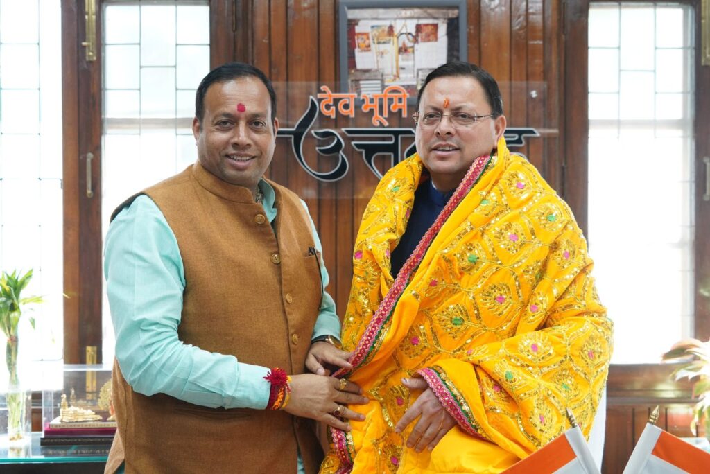 मुख्यमंत्री धामी से मिले बीकेटीसी अध्यक्ष हेमंत द्विवेदी, यात्रा की विस्तृत जानकारी दी