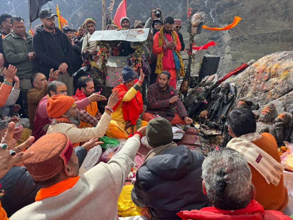 भकुंट भैरवनाथ के कपाट शीतकाल हेतु विधिवत पूजा अर्चना पश्चात बंद हुए