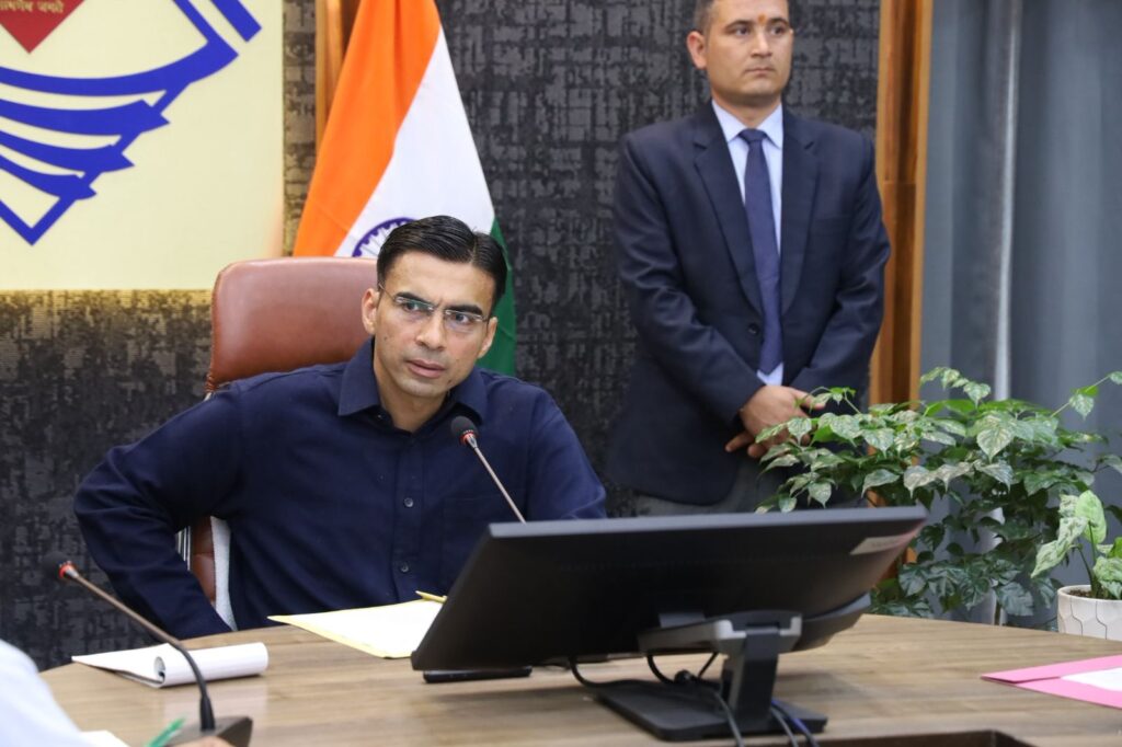डीएम ने अचानक बुलाई जिला चिकित्सालय की समीक्षा बैठक, आनन-फानन में दौड़े अधिकारी