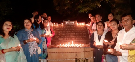 एक समाज श्रेष्ठ समाज संस्था ने दीपावली पर 251 दीये जलाकर शहीदों को श्रद्धांजलि दी
