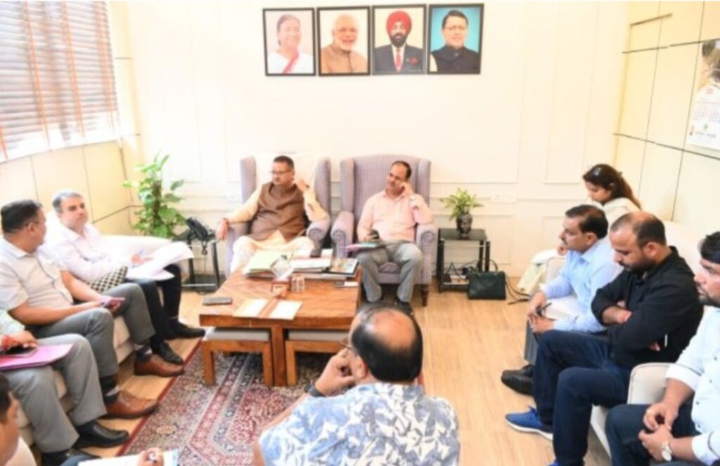 कैबिनेट मंत्री जोशी ने पीडब्ल्यूडी के अधिकारियों के साथ सड़कों से संबंधित विकास कार्यों की समीक्षा की