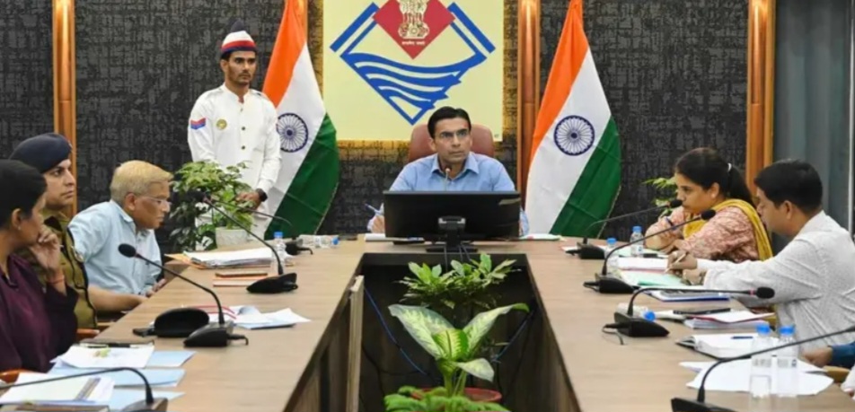 अनुमति से अधिक रोड कटिंग, खुदा छोड़ना मानकों का उल्लंघन पर होगा मुकदमा दर्ज: डीएम