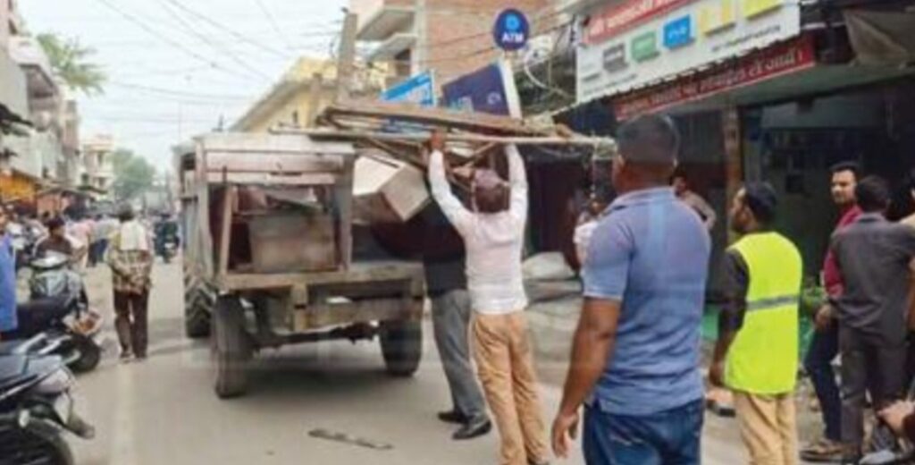 नगर निगम टीम ने ट्रांजिट कैम्प के मुख्य बाजार से अतिक्रमण हटाया