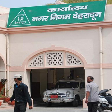 देहरादून: नगर निगम ने खराब स्ट्रीट लाइट की मरम्मत के लिए चलाया अभियान