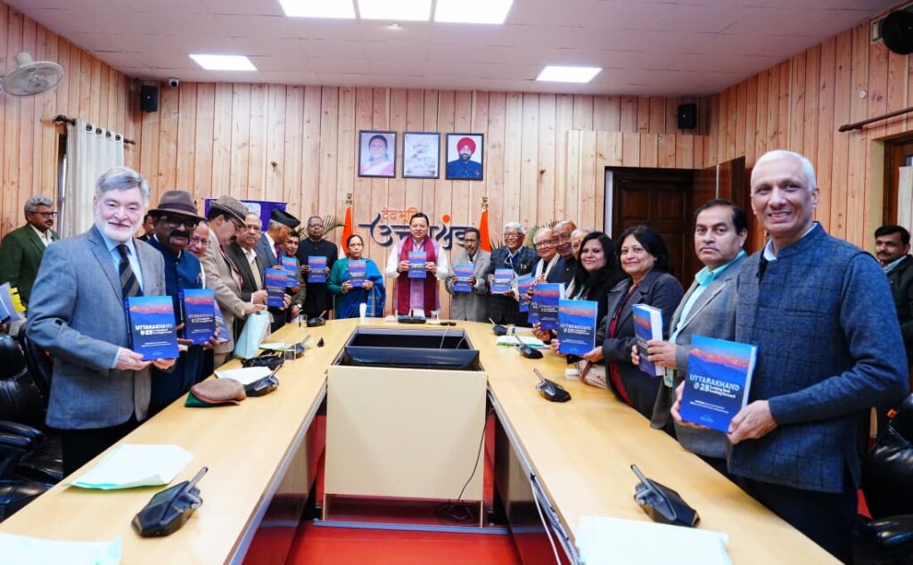 “उत्तराखण्ड @25ः लुकिंग बैक-लुकिंग फॉरवर्ड” पुस्तक का मुख्यमंत्री ने किया विमोचन