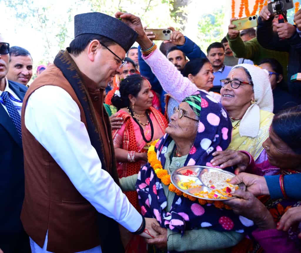 मां के साथ पैतृक गांव पहुंच भावुक हुए सीएम धामी