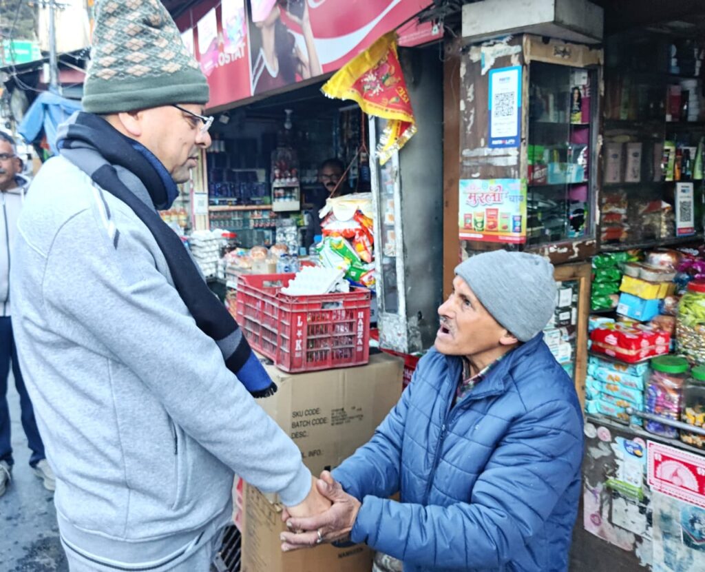 सीएम ने नैनीताल में मॉर्निंग वॉक के दौरान जनता से की मुलाकात, नैना देवी मंदिर सौंदर्यीकरण कार्यों का निरीक्षण