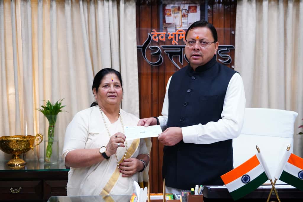 मुख्यमंत्री राहत कोष के लिए पर्वतारोही बछेंद्री पाल ने प्रदान किया दस लाख का चेक