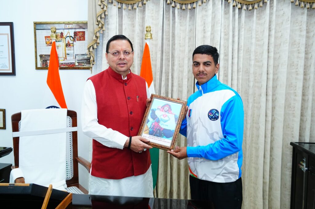 मुख्यमंत्री से माउंट एवरेस्ट फतह करने वाले सचिन कुमार ने की शिष्टाचार भेंट