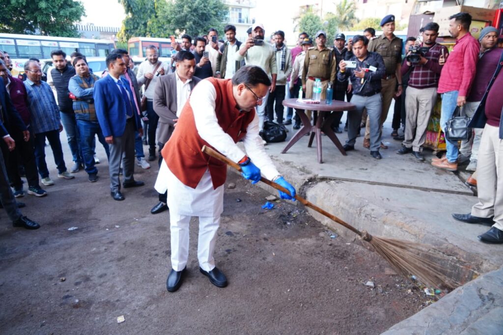 मुख्यमंत्री का आईएसबीटी देहरादून में औचक निरीक्षण, गंदगी देखकर खुद उठाई झाड़ू