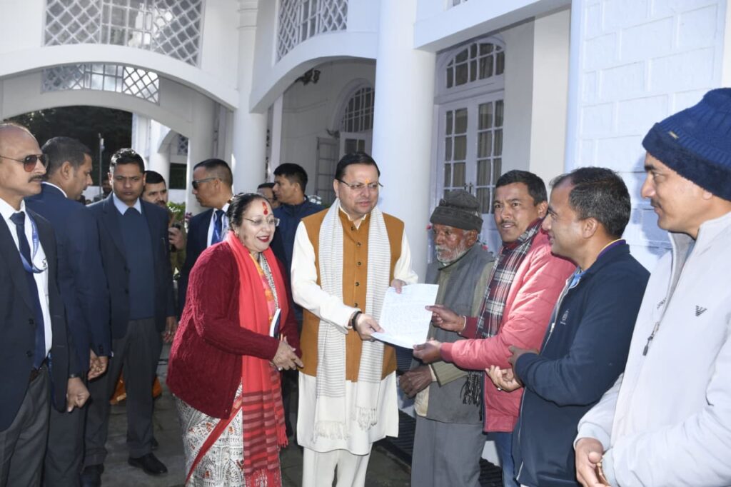 मुख्यमंत्री ने नैनीताल में विभिन्न क्षेत्रों से आई जनता से मुलाकात कर सुनी समस्याएं 
