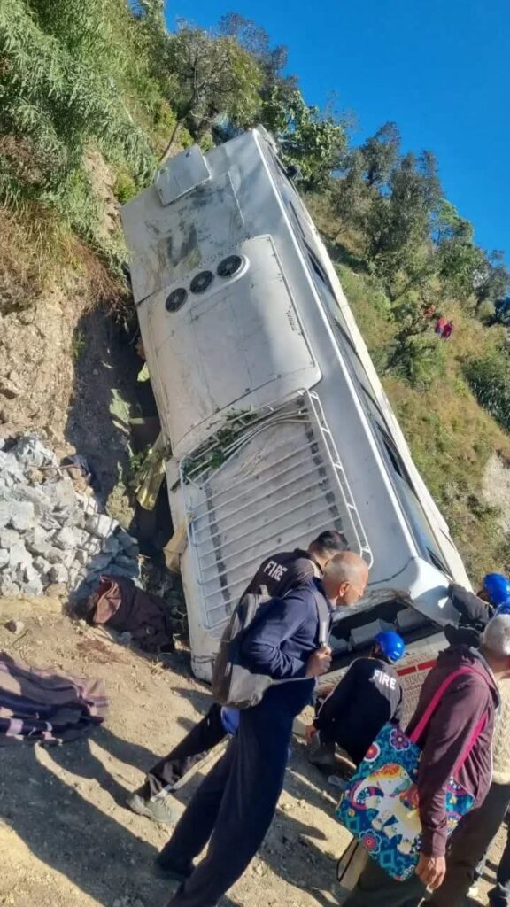उत्तराखंड: बस के खाई में गिरने से पांच लोगों की मौत, कई घायल