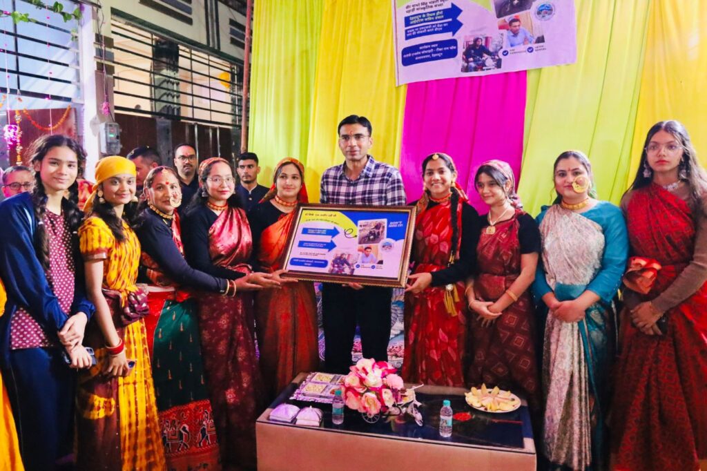 स्मृति चिन्ह देकर गंगोत्री एनक्लेव वासियों ने डीएम सविन बंसल को किया सम्मानित