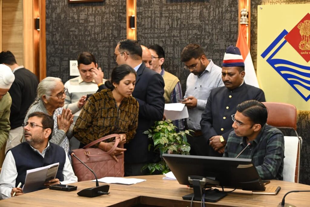 जन समस्याओं को गंभीरता से ले सभी अधिकारी, प्राथमिकता पर हो समाधान: डीएम